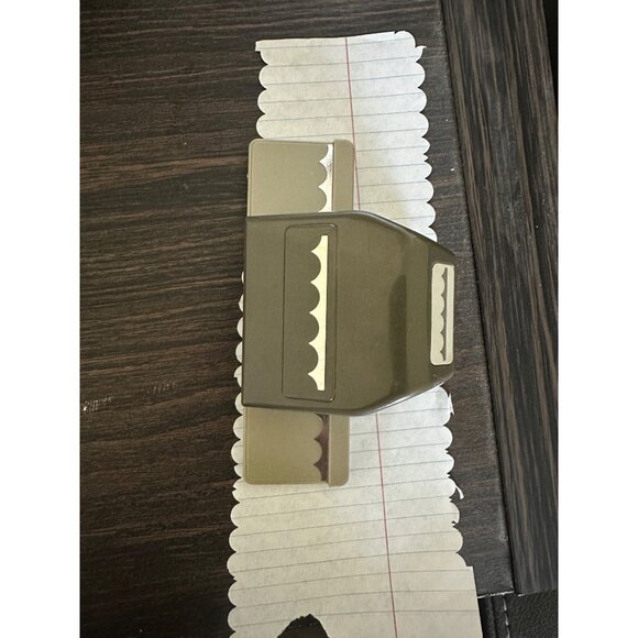Stampin' Up! Scallop Edge Punch For Paper Crafting & Scrapbooking - Picture 1 of 5